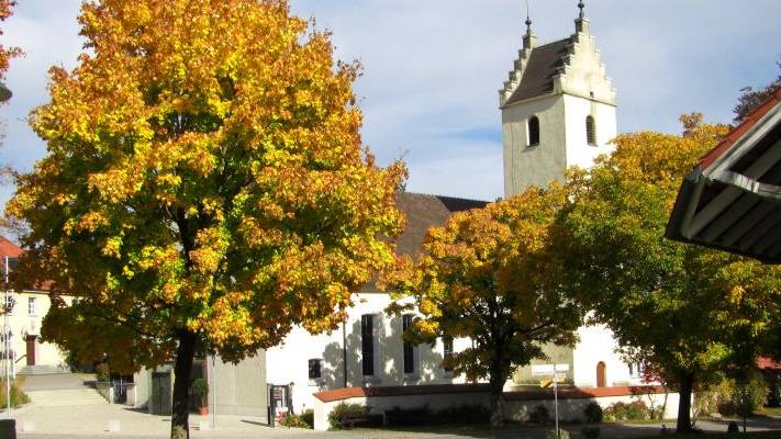 
    
            
                    Dorfplatz im Herbst
                
        
